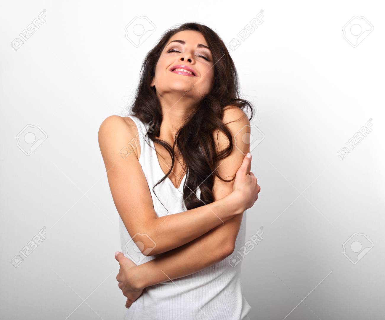 白い背景に顔を楽しんで自然な感情的な自分自身を抱きしめる幸せなスポーティな女性 自分の体の愛の概念 の写真素材 画像素材 Image 9904