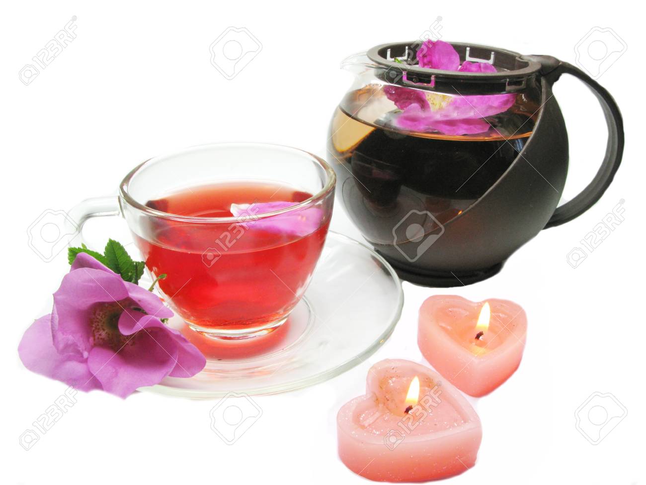 野生のバラの花と赤いハーブティー の写真素材 画像素材 Image