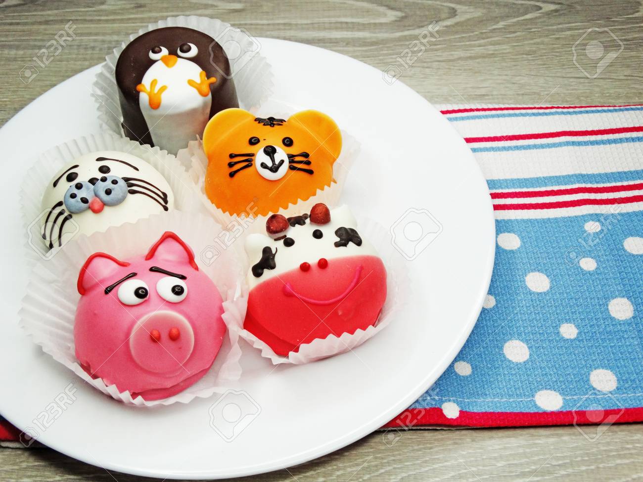 創造的な菓子食品ケーキ子供の変な面白い動物 の写真素材 画像素材 Image