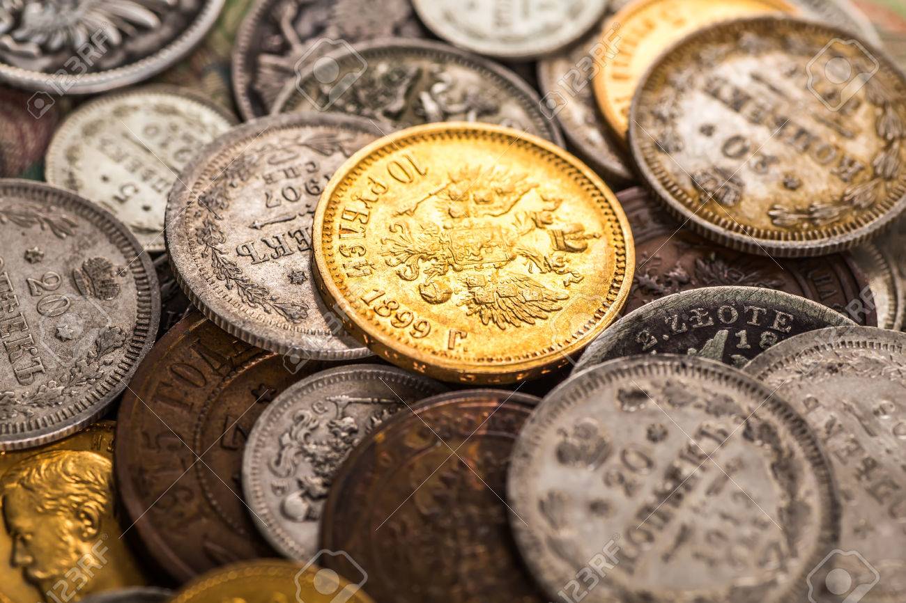 ゴールデン ロイヤル コイン。20 世紀初頭のロシアの銀のコインの写真素材・画像素材 Image 66525025