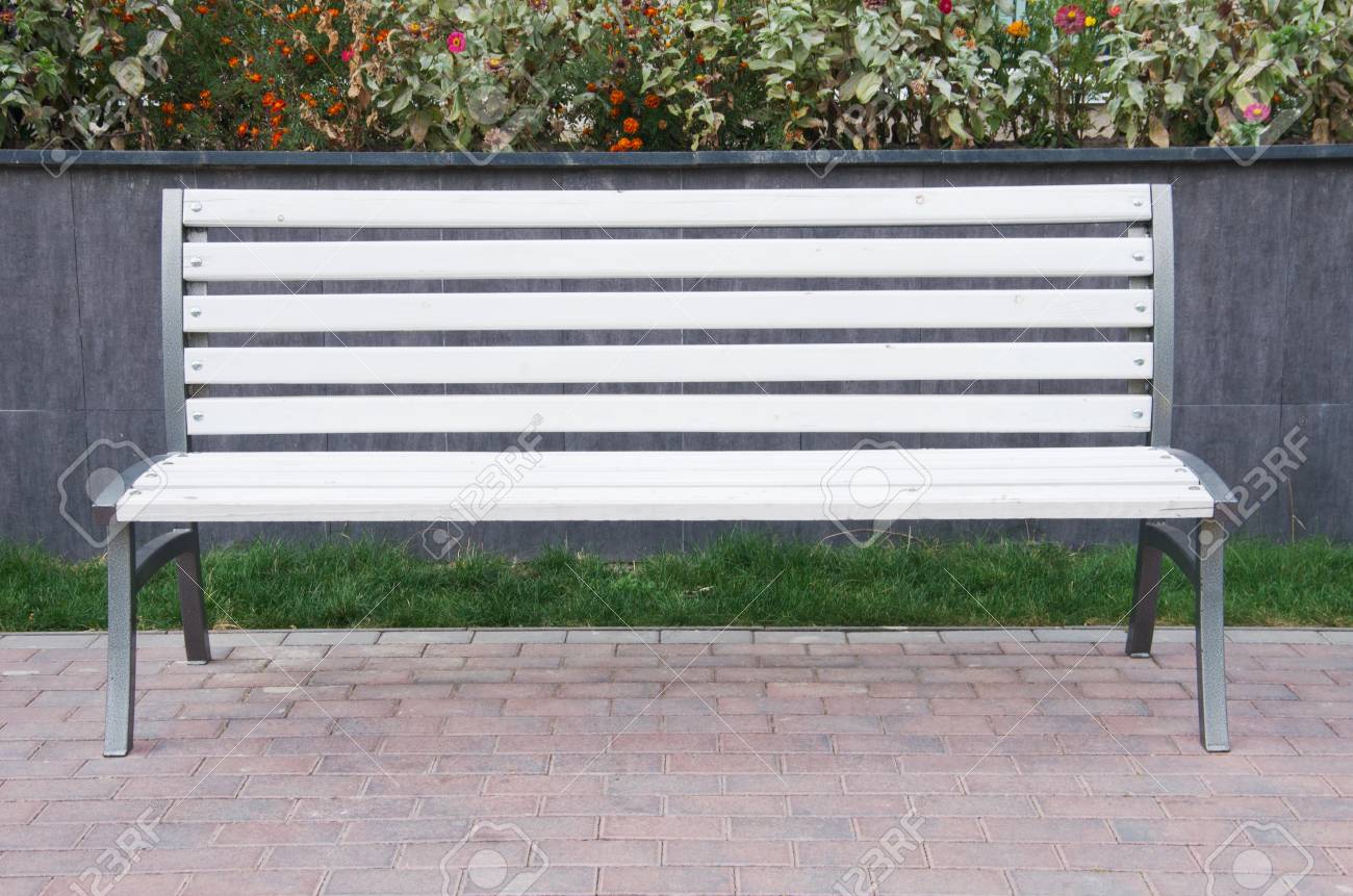 公園の木製の白いベンチの写真素材・画像素材 Image 37649485