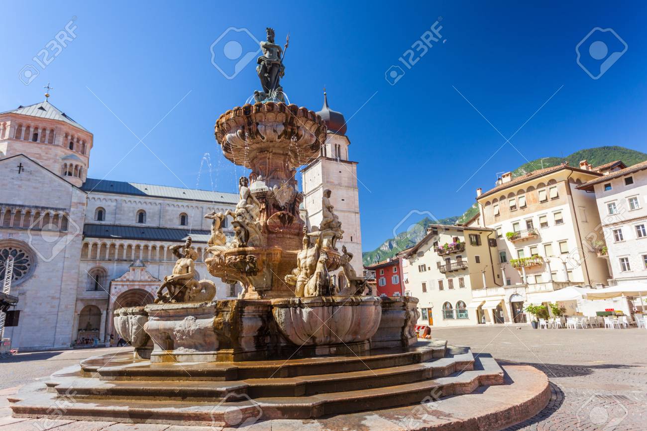 ドゥオーモ大聖堂の北イタリア トレンティーノ アルト アディジェ州トレント中世市聖 Vigilius と広場にネプチューンの噴水 の写真素材 画像素材 Image