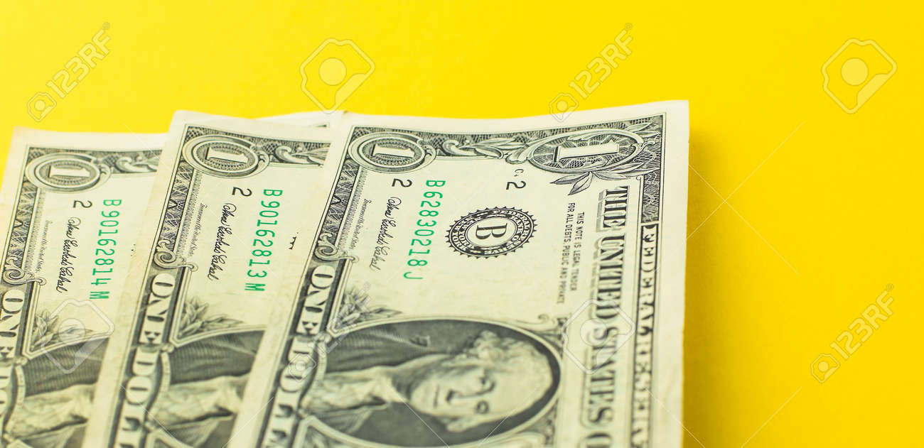 노란색 배경 미국 달러 환전 개념에 고립된 미국 지폐는 이미지 전경에서 흐릿한 돈 배경을 제공합니다. 로열티 무료 사진, 그림, 이미지  그리고 스톡포토그래피. Image 168744343