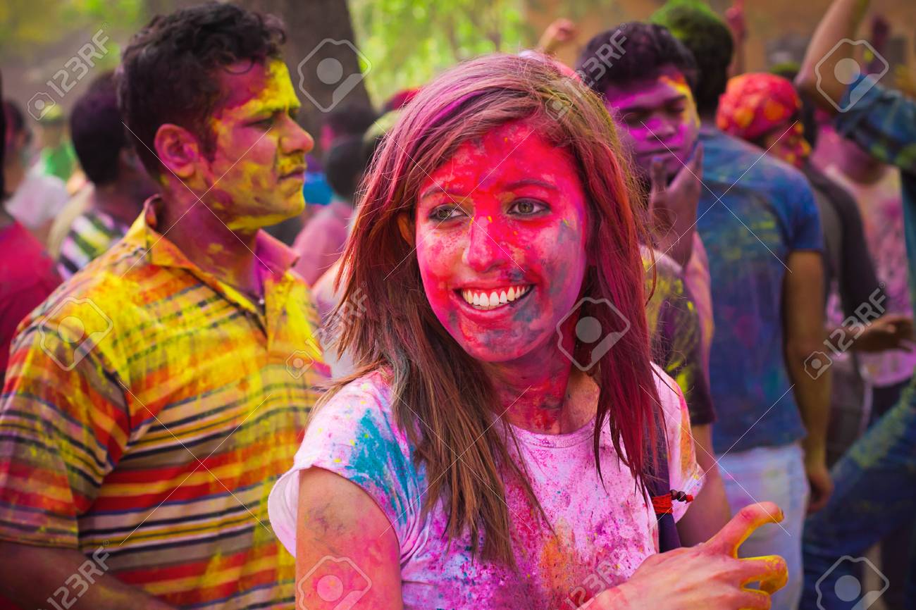 デリー インド 3 月 日 ジャワハルラール ネルー大学の学生と観光は デリー インドで 11 年 3 月 日にホーリーの祭りを祝います Holi はばね色の祭として祝われる祭 の写真素材 画像素材 Image