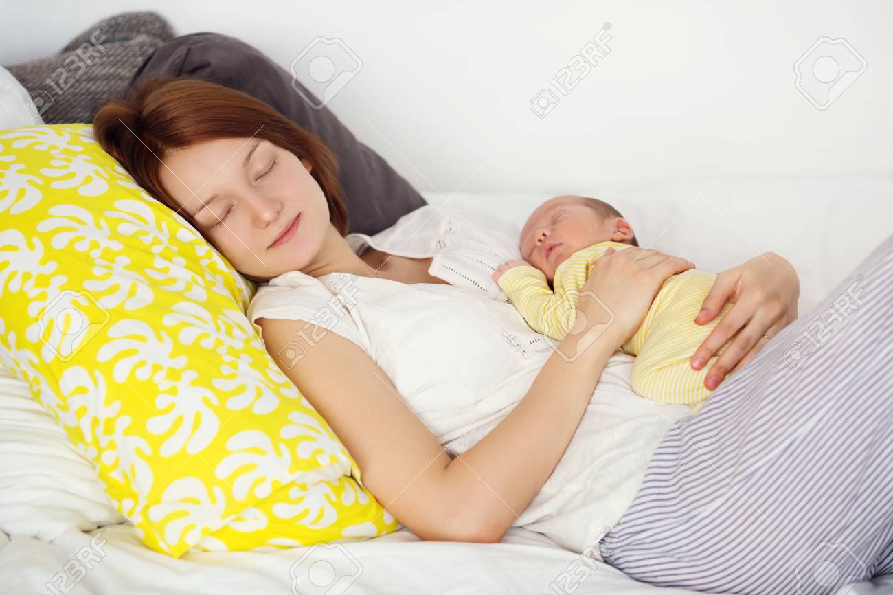 彼の母親の手の中に寝ている生まれたばかりの赤ちゃん の写真素材 画像素材 Image