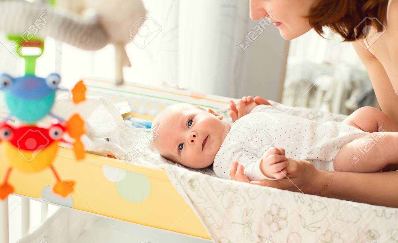 Soins De La Mere Doucement Du Bebe Sur La Table A Langer A La Maison Banque D Images Et Photos Libres De Droits Image