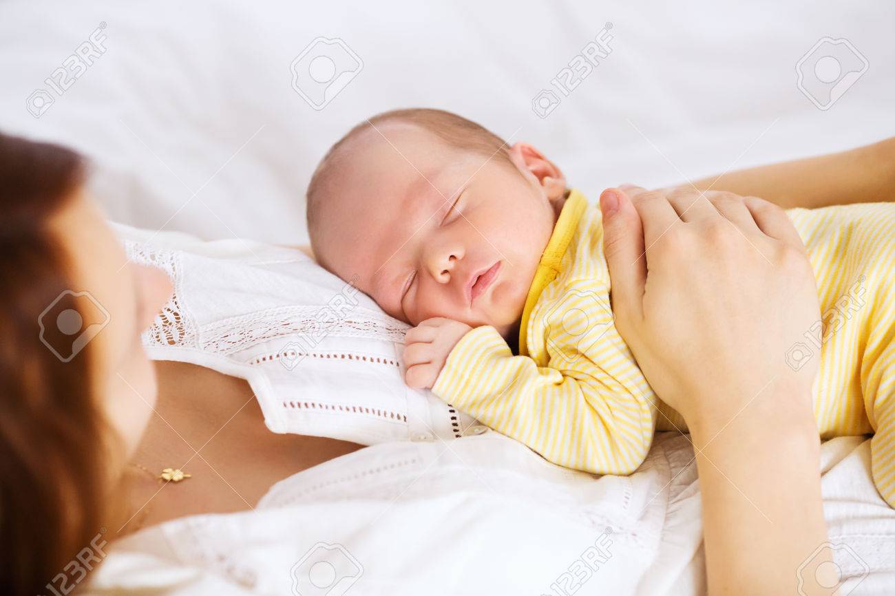 母の手に眠っている子供の新生児 母と赤ちゃん子供を添い寝 美しい若い母親は出産後に復旧します の写真素材 画像素材 Image 母の手に眠っている子供の新生児 母と赤ちゃん子供を添い寝 美しい若い母親は出産後に復旧します の写真素材 画像素材 Image