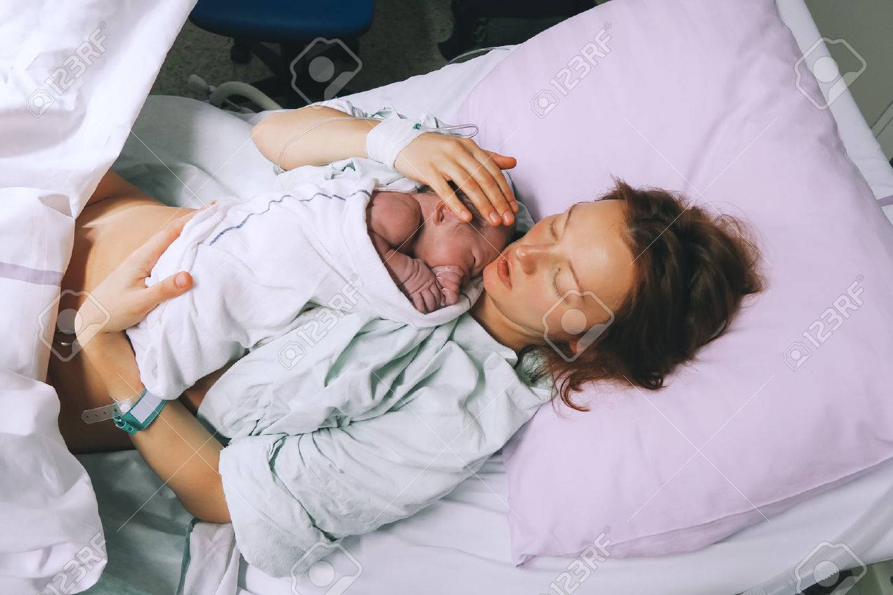 Mere Tenant Son Bebe Nouveau Ne Apres L Accouchement Dans Un Hopital Mere Donnant Naissance A Un Petit Garcon Parent Et Infantile Premiers Moments De Liaison Banque D Images Et Photos Libres De Droits Image