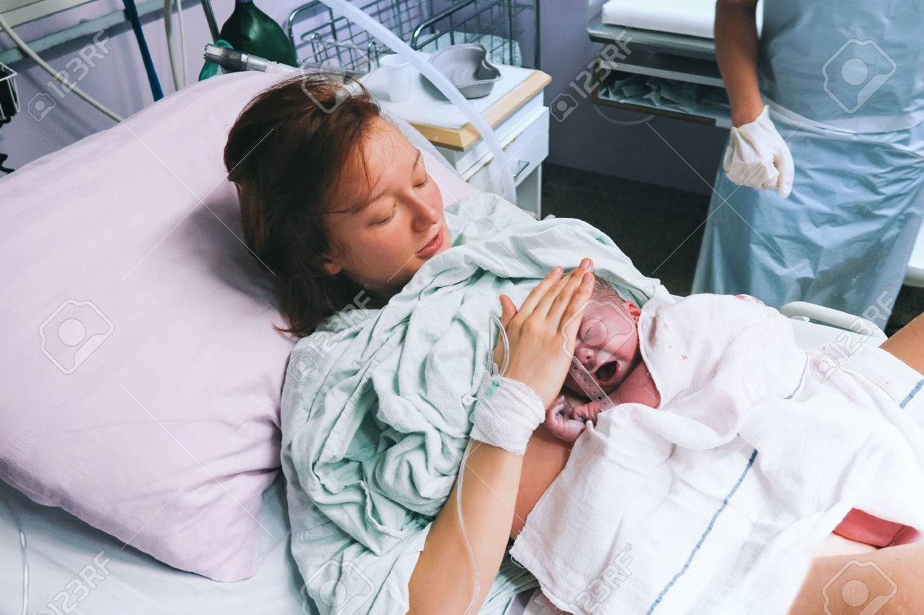 Mutter Halt Ihr Neugeborenes Kind Nach Der Geburt In Einem Krankenhaus Mutter Bei Der Geburt Ein Baby Eltern Und Kind Erste Momente Der Bindung Lizenzfreie Fotos Bilder Und Stock Fotografie Image