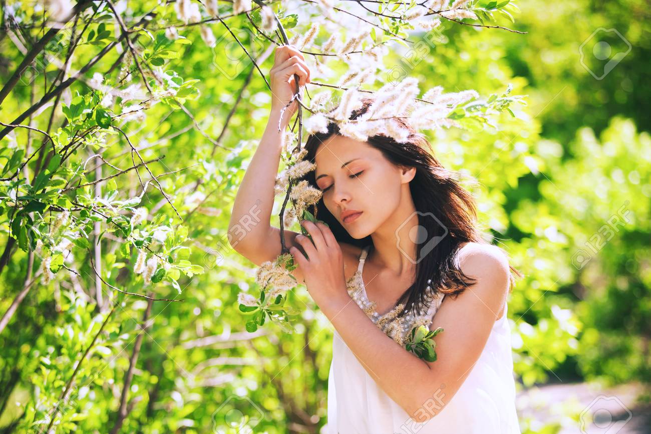 Beaute Dans La Nature Portrait De Jeune Femme Belle Sur Fond