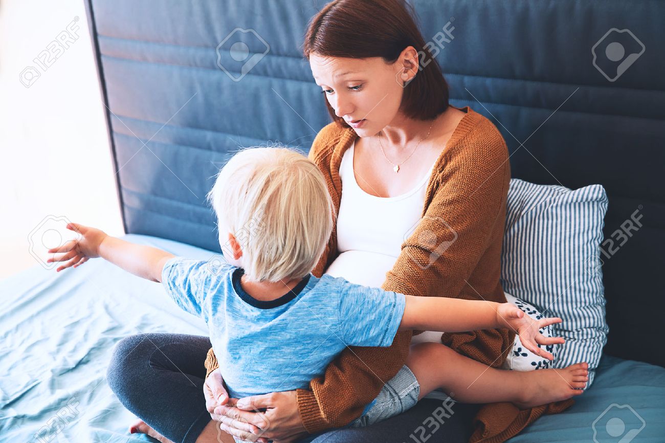 妊娠中の母親と息子の自宅 2 回目の最初の子を妊娠 幼児の少年とお母さん 赤ちゃんを期待して家族 妊娠 家族 愛 母性の概念 の写真素材 画像素材 Image