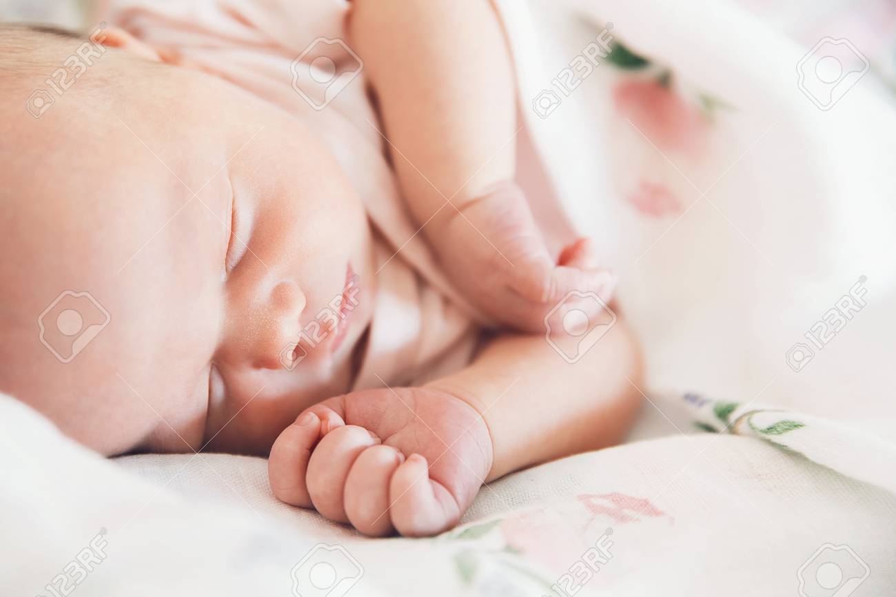 新生児の女の子は睡眠の人生の最初の日です かわいいの生まれたばかりの子供がすやすや眠ってるわ の写真素材 画像素材 Image 新生児の女の子は睡眠の人生の最初の日です かわいいの生まれたばかりの子供がすやすや眠ってるわ の写真素材 画像素材 Image