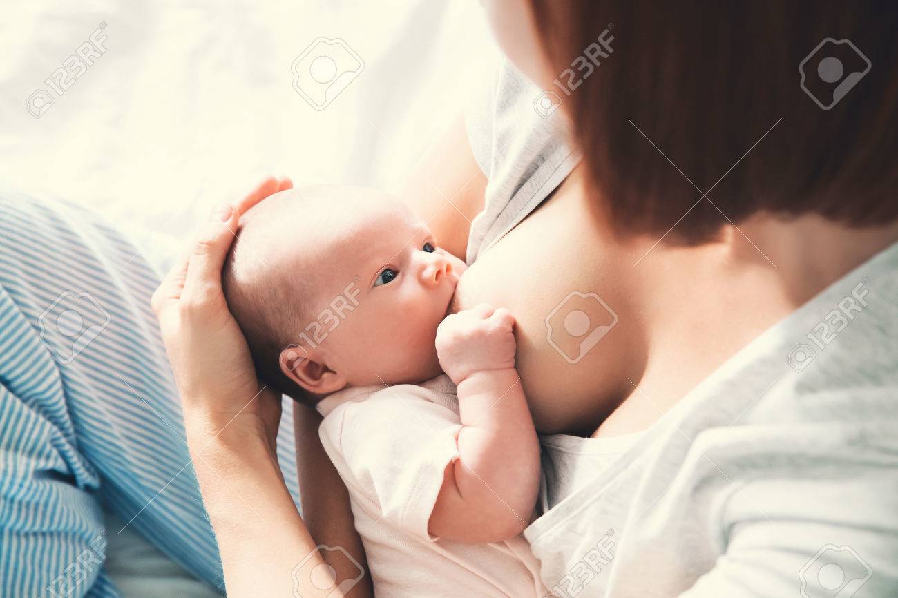 Mere Allaiter Bebe Dans Ses Bras A La Maison Belle Maman Allaite Son Nouveau Ne Bebe Mange Du Lait Maternel Jeune Femme Qui Allaite Et Nourrit Bebe Concept De Lactation Infantile Banque D Images Mere Allaiter Bebe Dans Ses Bras A La Maison Belle Maman Allaite Son Nouveau Ne Bebe Mange Du Lait Maternel Jeune Femme Qui Allaite Et Nourrit Bebe Concept De Lactation Infantile Banque D Images