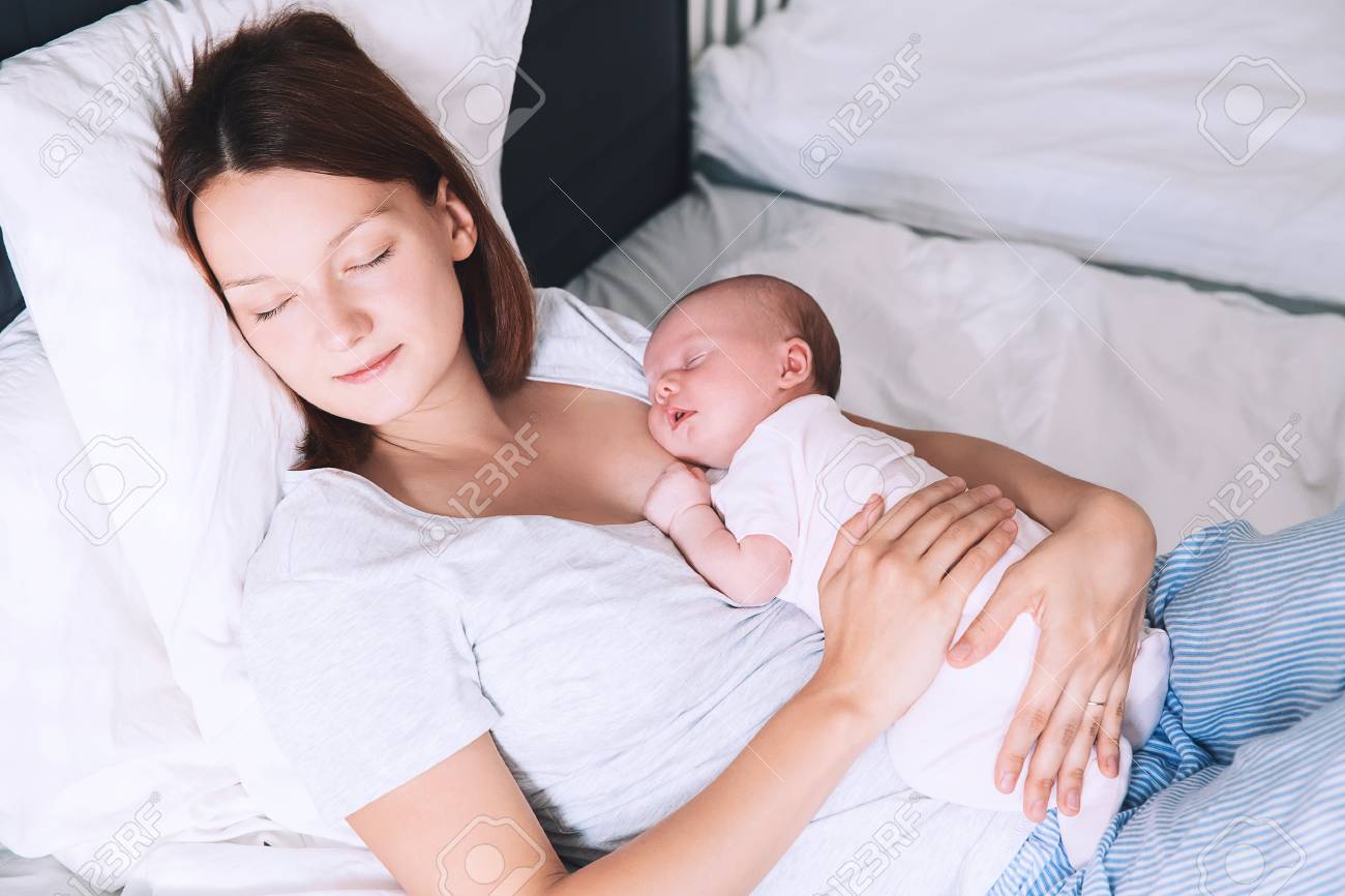 Nouveau Ne Dort Dans Les Mains De Sa Mere Image De Maternite Heureuse Et Co Sleeping Maman Et Le Premier Mois De La Vie De L Enfant A La Maison Banque D Images Et Photos Libres