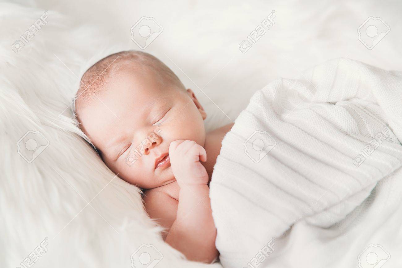 Dormir Bebe Dans Une Enveloppe Sur Une Couverture Blanche Beau Portrait De Petite Fille Enfant 7 Jours Une Semaine Banque D Images Et Photos Libres De Droits Image