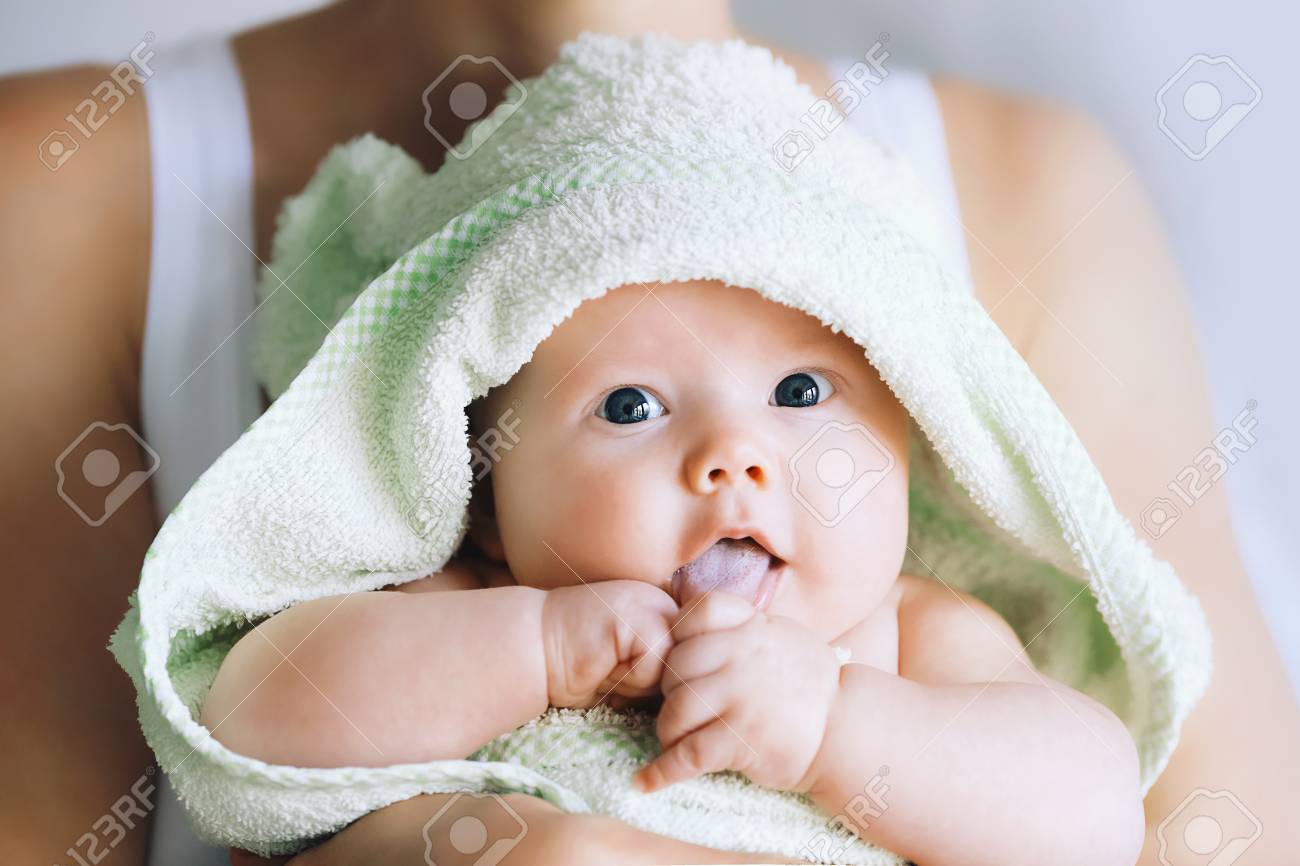 Maman Embrasse Son Petit Bebe Le Plus Mignon Apres Le Bain Avec Une Serviette Sur La Tete Routine De Soins Aux Enfants La Vie De Famille Mere Et Bebe Banque D Images Et Maman Embrasse Son Petit Bebe Le Plus Mignon Apres Le Bain Avec Une Serviette Sur La Tete Routine De Soins Aux Enfants La Vie De Famille Mere Et Bebe Banque D Images Et