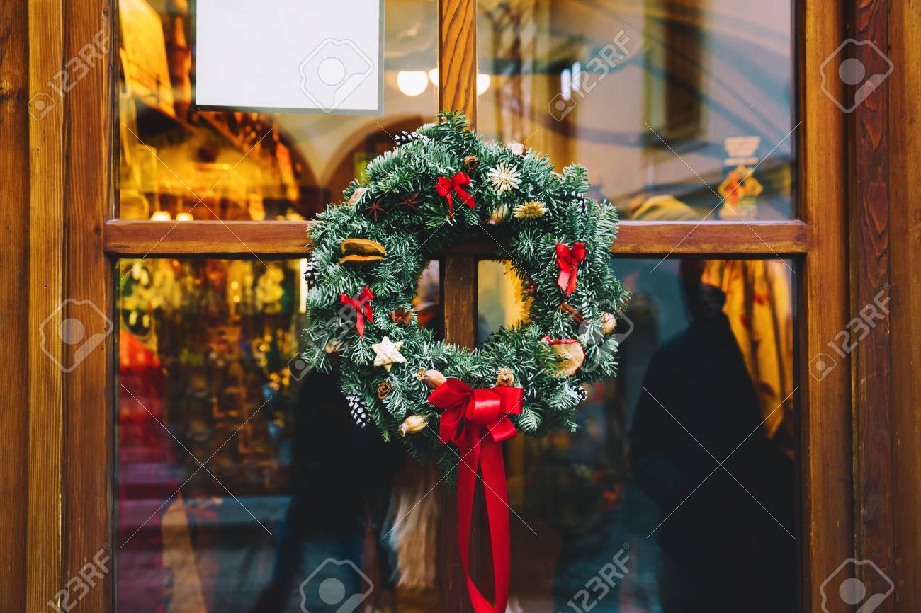 ストアのガラス木製ドアのクリスマス リース クリスマスや新年の装飾 冬の休日の抽象的な背景 チェスキー クルムロフ チェコ共和国 ヨーロッパのクリスマス マーケットで装飾的なディテール の写真素材 画像素材 Image