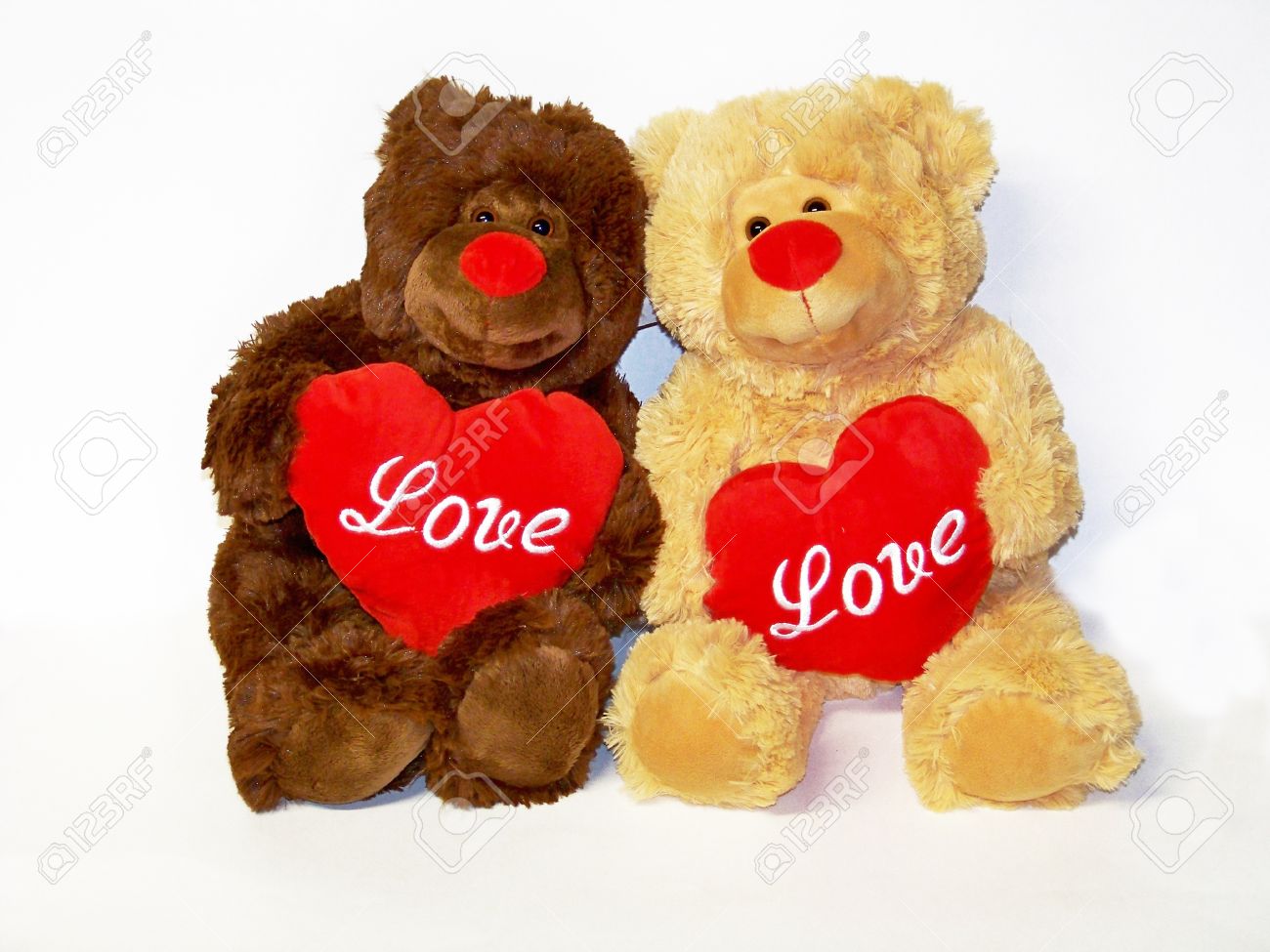 couple teddy bears with hearts