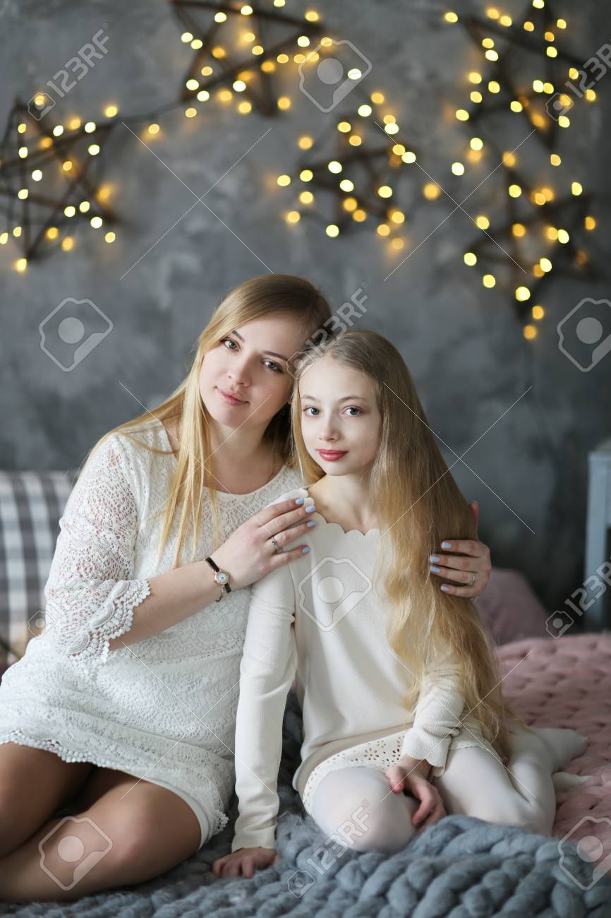 美しい優しいお母さんと長いブロンドの髪 優しさと相互理解 ライフ スタイル 実際インテリアと娘 10 代 の写真素材 画像素材 Image