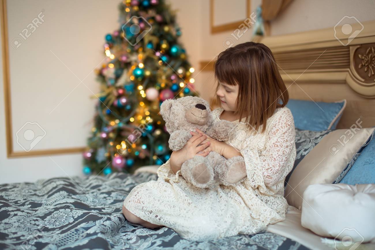 子供女の子クリスマス ツリーの近くにベッドに熊のぬいぐるみでレースのドレスで光のトーン ホーム クリスマスと新年は 実際のインテリアの概念 の写真素材 画像素材 Image 子供女の子クリスマス ツリーの近くにベッドに熊のぬいぐるみでレースのドレスで光のトーン ホーム クリスマスと新年は 実際のインテリアの概念 の写真素材 画像素材 Image