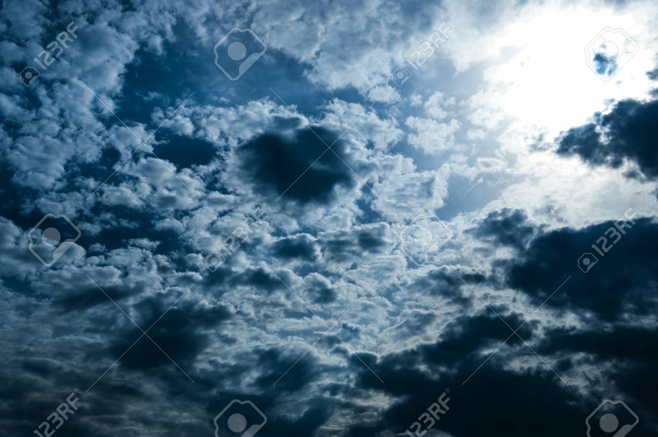 異常な色および陰で雲で夜の空 の写真素材 画像素材 Image