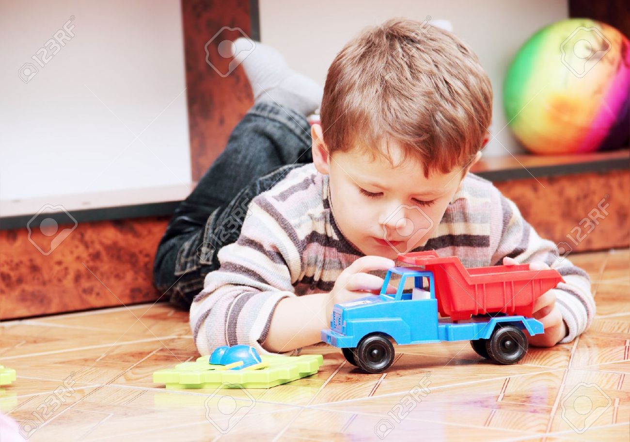 niño jugando con carros