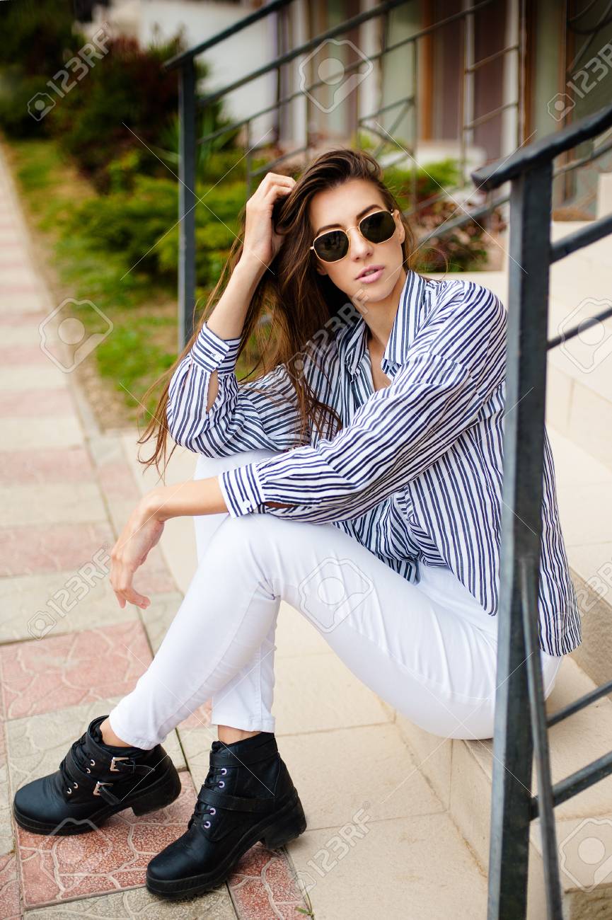 Con Botas Negras Pantalon Blanco Botas Cafes Pantalon Blanco Botas