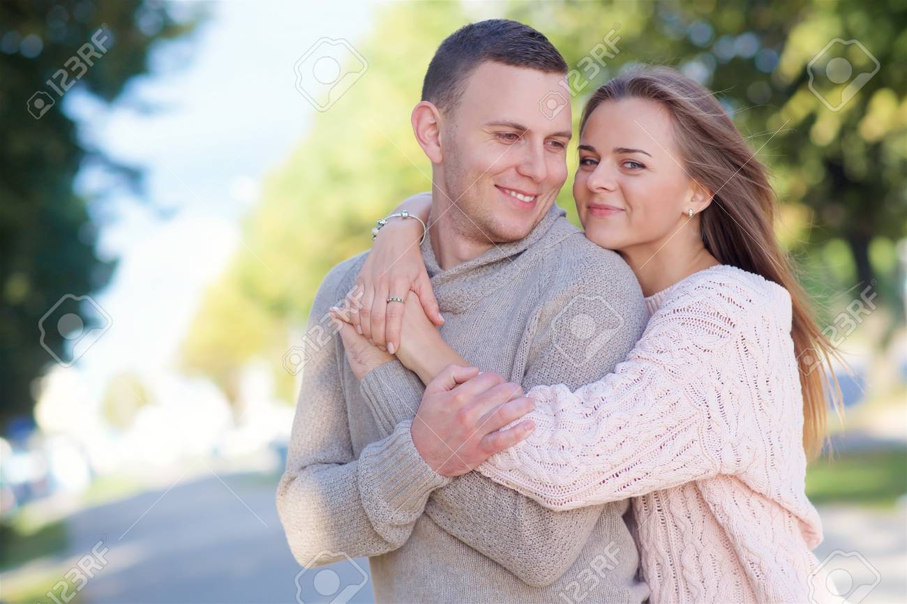 通りの素敵なカップル の写真素材 画像素材 Image