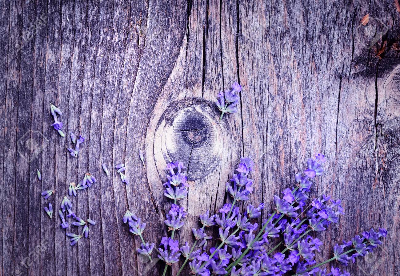 古い木製の背景にラベンダー色の花 ラベンダー 紫のトーンでアート写真 の写真素材 画像素材 Image 0933