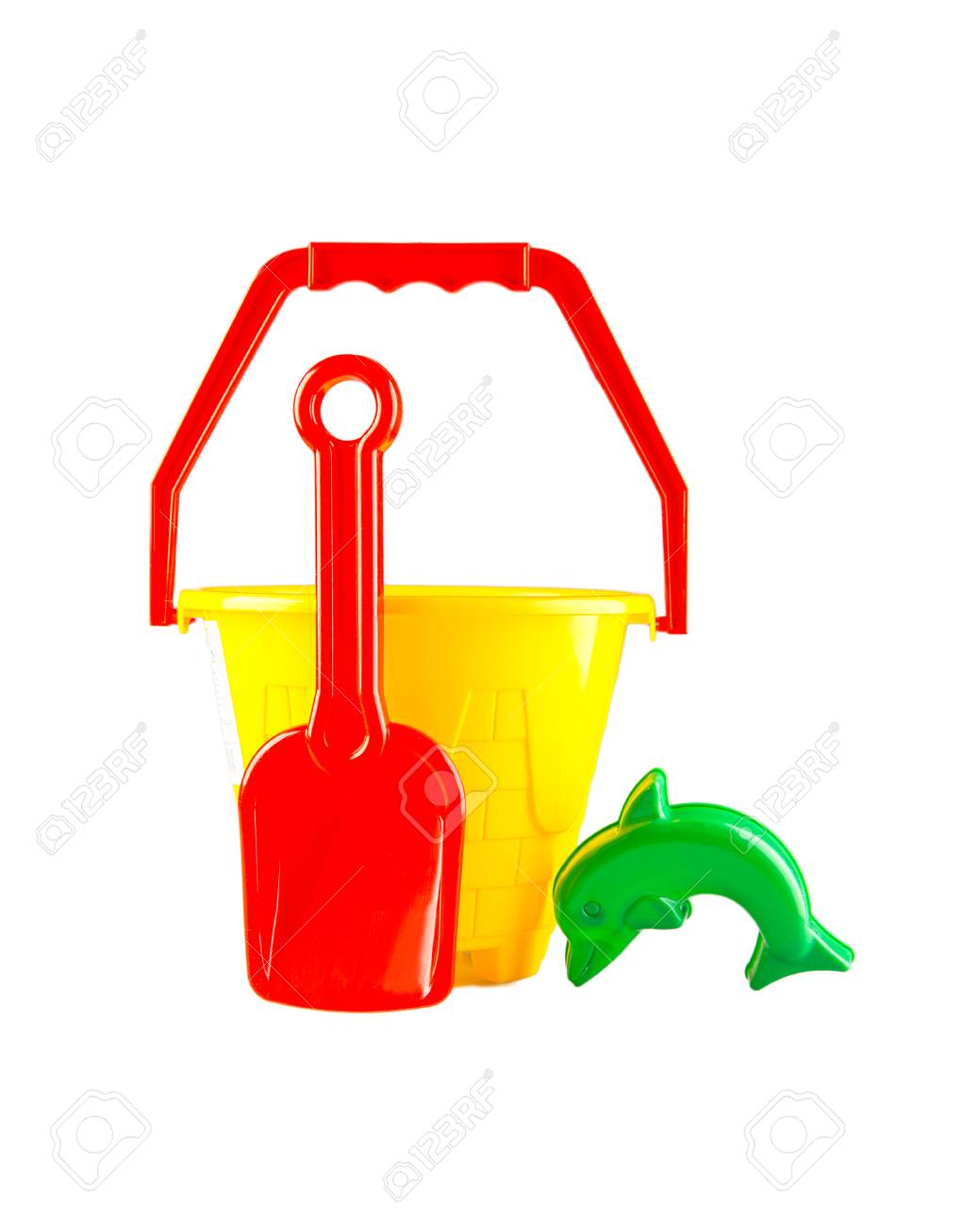 子供のプラスチックのおもちゃのバケツ スコップ 日焼け止めと白い背中にタオル の写真素材 画像素材 Image