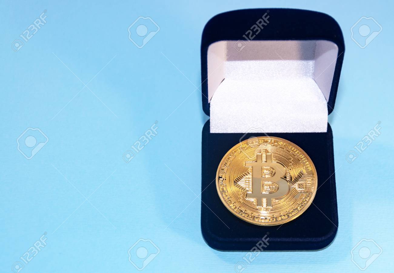 반지 또는 보석을위한 선물 상자에있는 동전 비트 코인. 암호화 통화의 개념. 휴가를위한 최고의 선물. 크리스마스 선물. 파란색 배경에.  로열티 무료 사진, 그림, 이미지 그리고 스톡포토그래피. Image 89358926