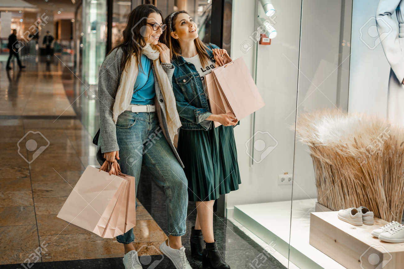 Girls trade pics with