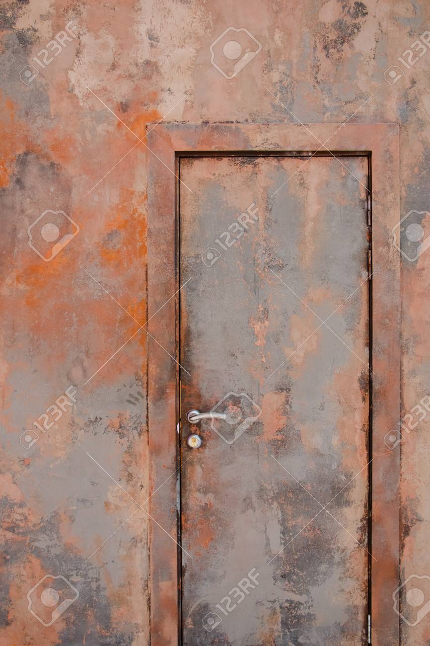 painting a rusty metal door