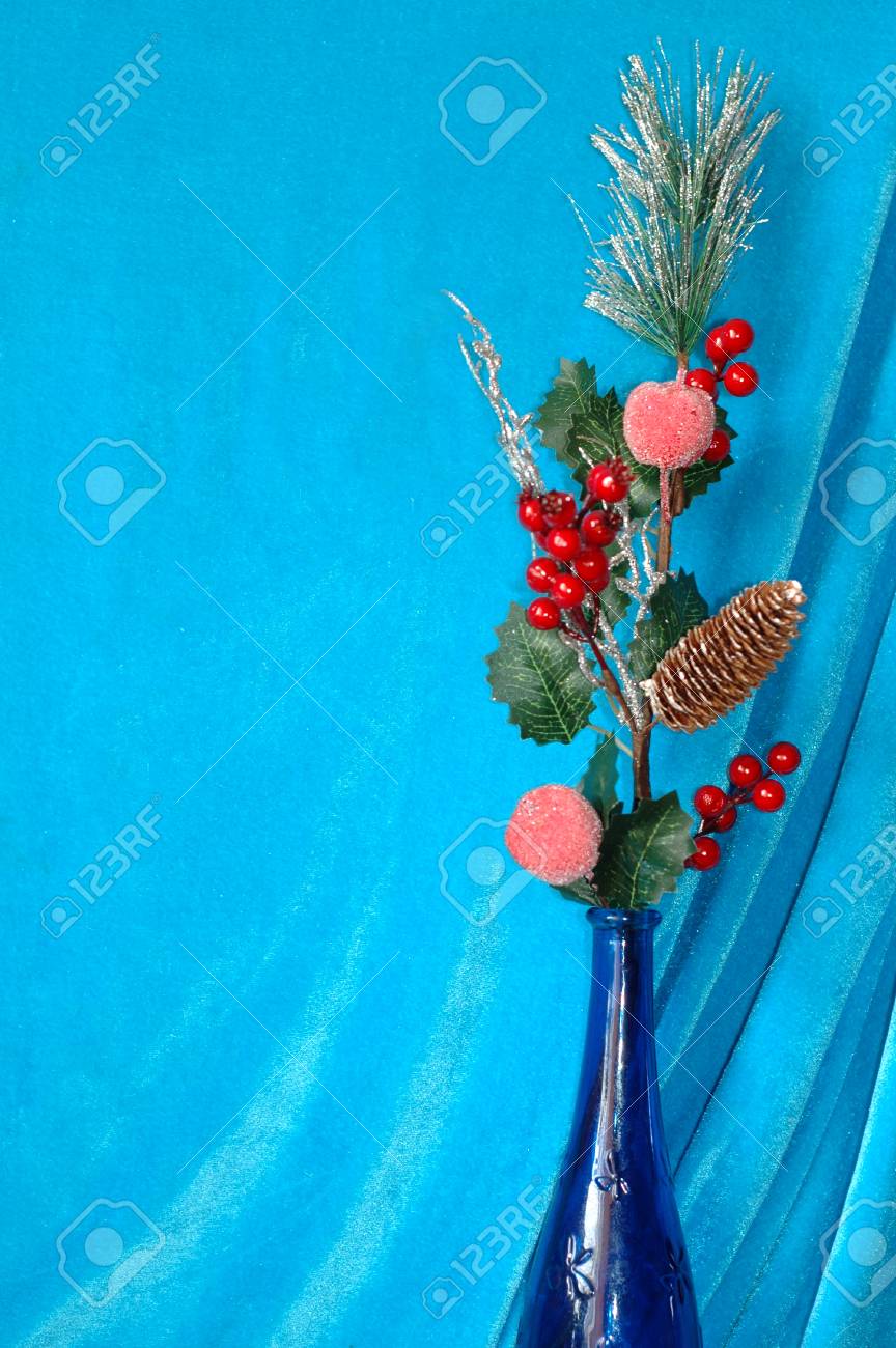 クリスマスやお正月の背景 果実 コーン 青色の背景に青色の瓶の中のりんごの美しい枝 の写真素材 画像素材 Image