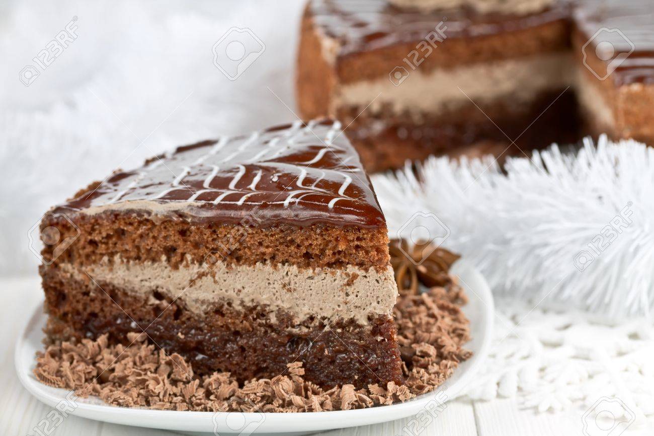 Morceau De Gateau Au Chocolat Et Les Guirlandes Flocon De Neige En Arriere Plan Banque D Images Et Photos Libres De Droits Image