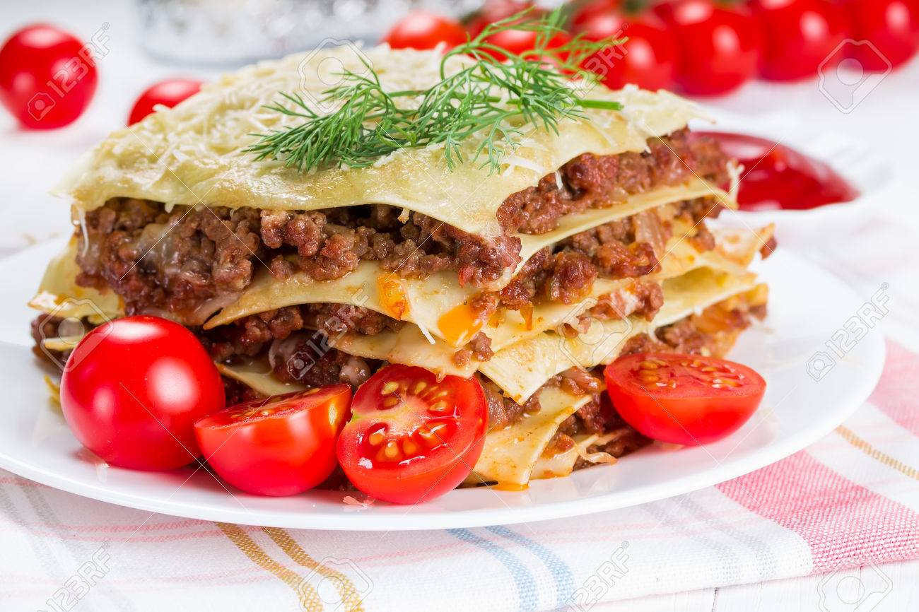 イタリア料理肉とチェリー トマトのラザニア の写真素材 画像素材 Image