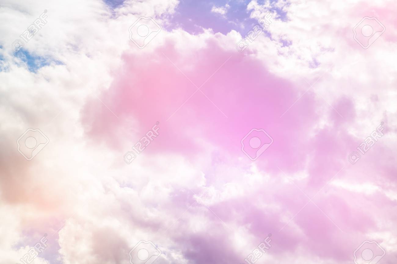 カラフルな空と雲の背景を持つパステル カラー の写真素材 画像素材 Image
