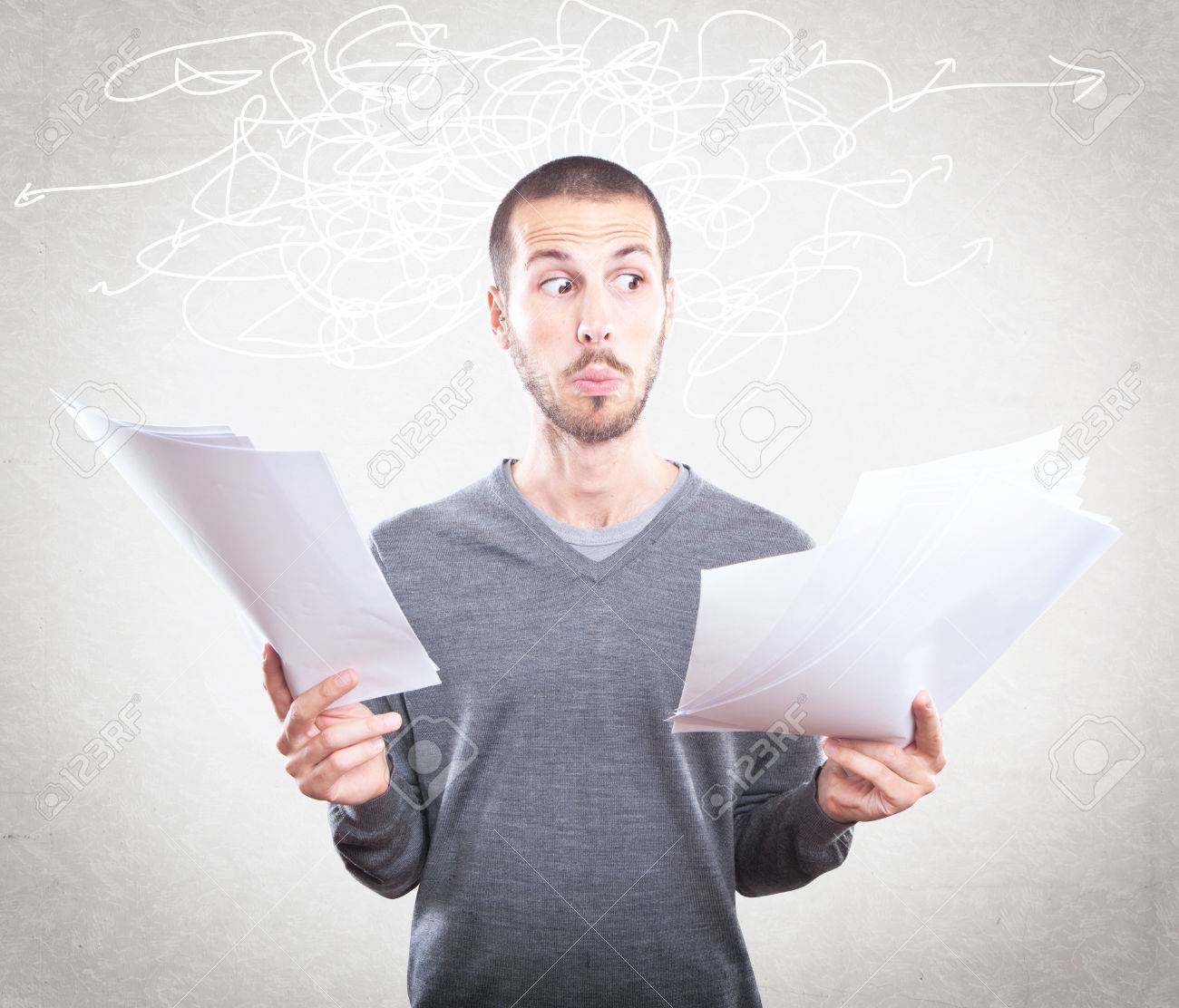 человек с бумагами. девушка с кучей бумаг. над бумажка. рука с листком. человек с бумагами.