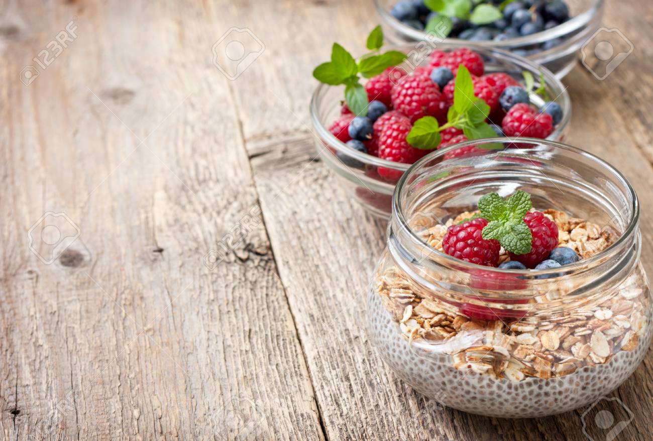 Gesundes Diat Fruhstuck Chia Pudding Mit Muesli Himbeeren Blaubeeren In Einer Glasschussel Frische Beeren Auf Altem Holzernem Hintergrund Lizenzfreie Fotos Bilder Und Stock Fotografie Image 6445