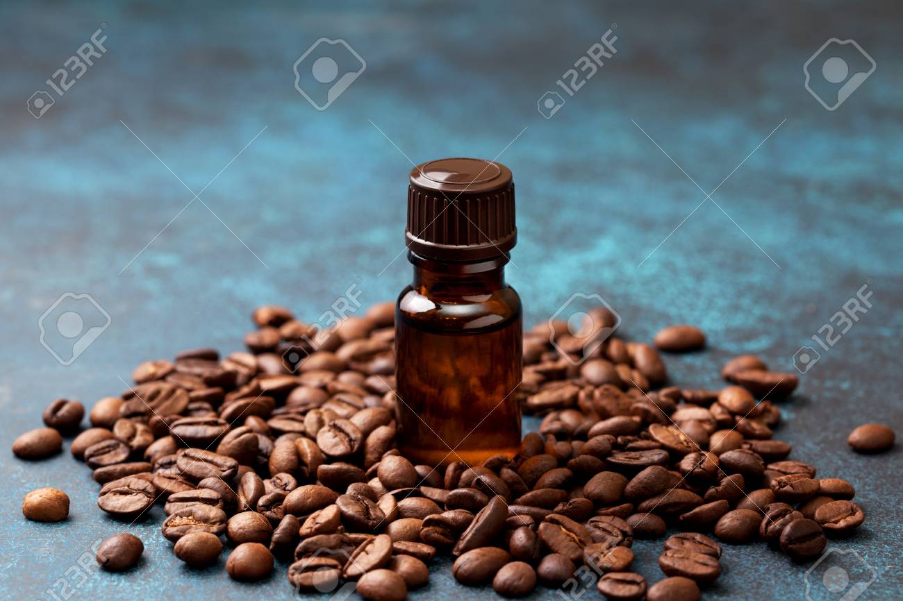 ガラス瓶の中の青い背景にコーヒー豆コーヒー精油 の写真素材 画像素材 Image