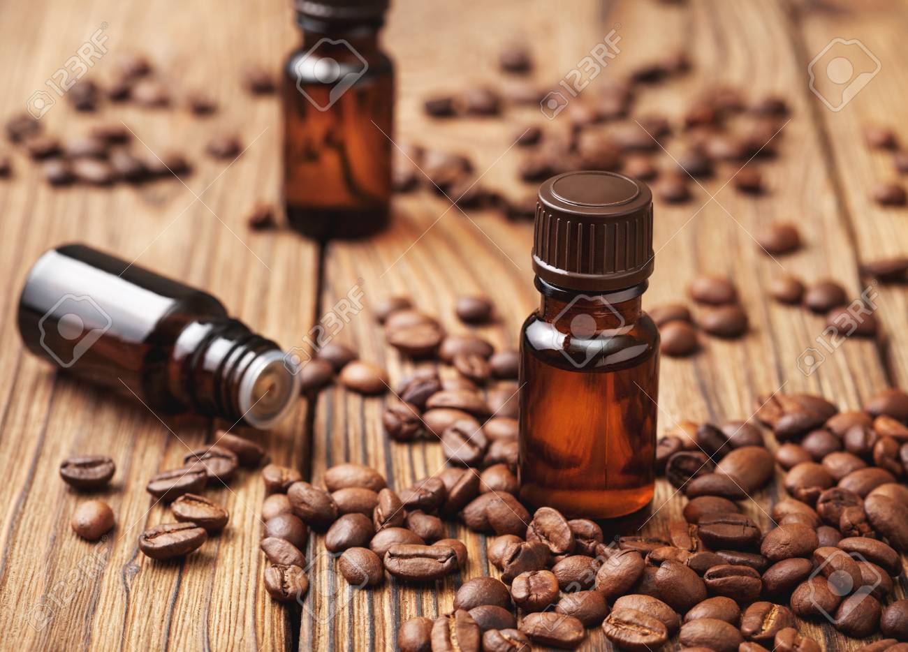 ガラス瓶の中の木製の背景のコーヒー豆コーヒー精油 の写真素材 画像素材 Image