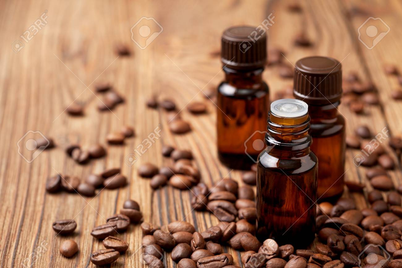 ガラス瓶の中の木製の背景のコーヒー豆コーヒー精油 の写真素材 画像素材 Image