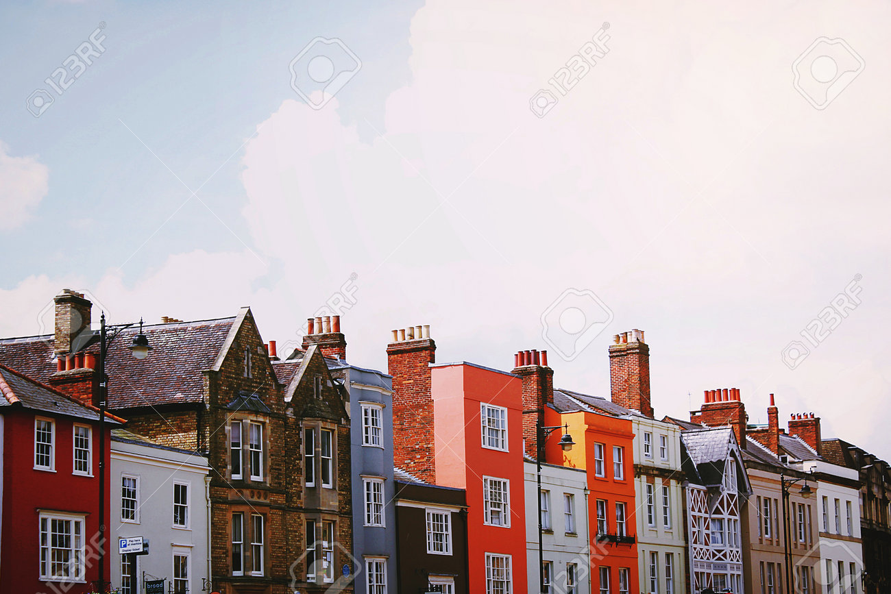 Case a schiera in cemento di colori assortiti sotto nuvole bianche durante il giorno - 199135888