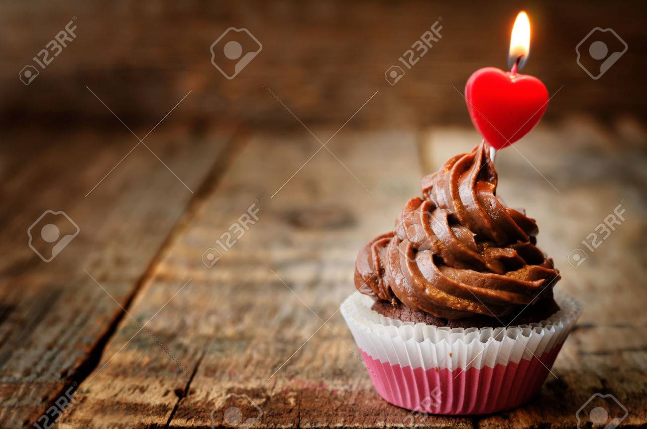 Petit Gateau De Chocolat Avec Une Bougie En Forme De Coeur Banque D Images Et Photos Libres De Droits Image
