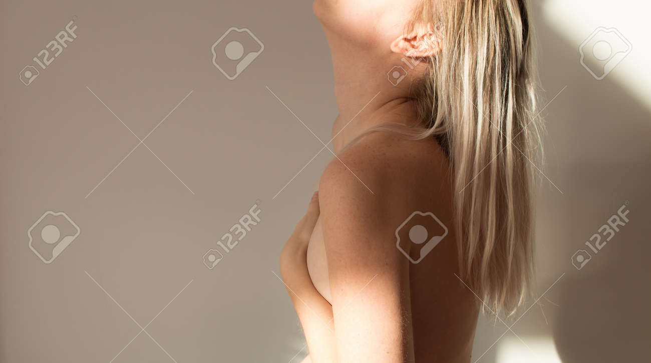 Une Fille Nue Avec Des Ombres Dures Sur Fond Beige Montre Une Belle Peau  Naturelle. Beauté Naturelle Sur Une Jeune Femme Ordinaire. Le Concept  D'acceptation De Soi, D'amour Pour Soi Et Son