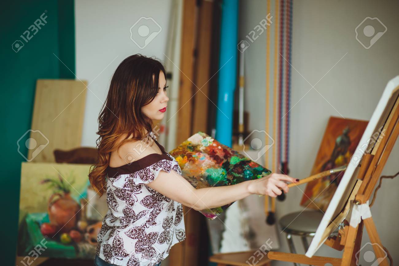 Frau Kunstler Ein Bild In Einem Studio Zu Malen Kreative Nachdenkliche Maler Madchen Malt Ein Buntes Bild Auf Leinwand Mit Olfarben In Der Werkstatt Lizenzfreie Fotos Bilder Und Stock Fotografie Image 65719141