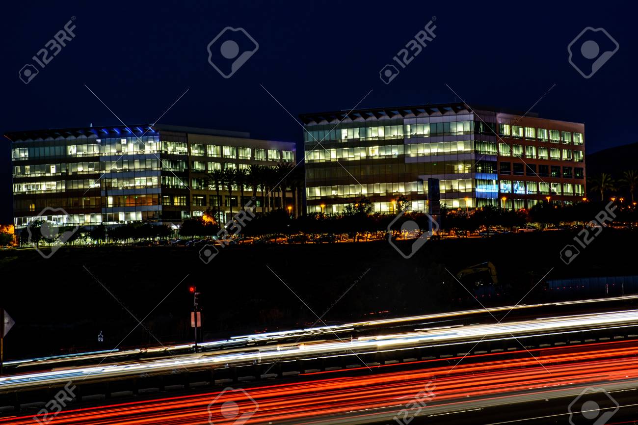 忙しい高速道路とシリコン バレーでオフィスビル この美しい夜の景観をキャプチャする長時間露光 の写真素材 画像素材 Image