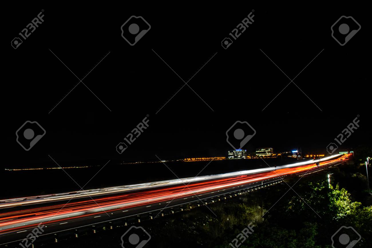 忙しい高速道路とシリコン バレーでオフィスビル この美しい夜の景観をキャプチャする長時間露光 の写真素材 画像素材 Image