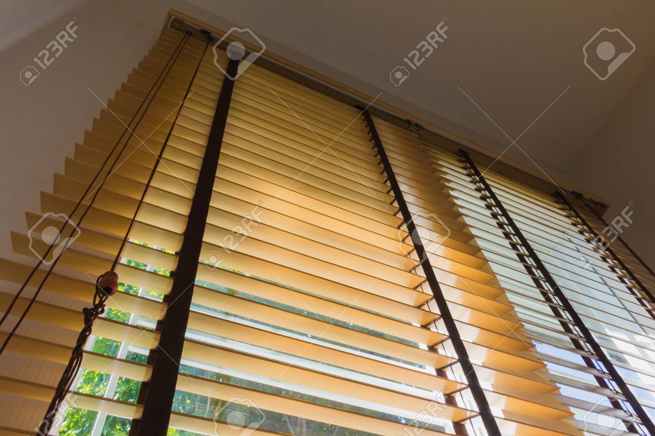 照明は 光漏れとウィンドウで茶色の木製カーテン制御 の写真素材 画像素材 Image