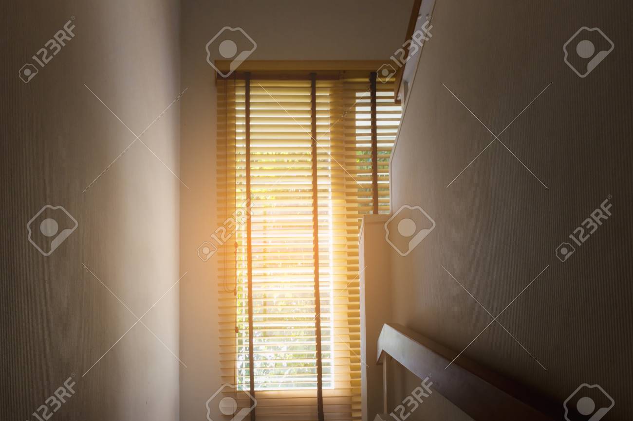 照明は 光漏れとウィンドウで茶色の木製カーテン制御 の写真素材 画像素材 Image